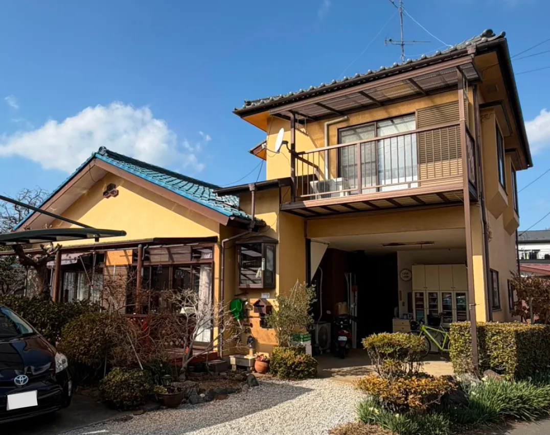 【所沢市・K様邸】外壁塗装・屋根葺き替えでお住まいを一新！板金工事・外構リフォームも実施の施工前の写真