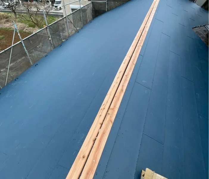 屋根葺き替え工事の屋根材施工・棟下地設置の様子（所沢市）