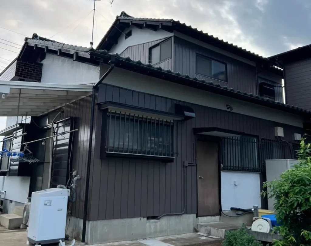 【加須市・K様邸】外壁塗装・屋根塗装｜屋根漆喰補修・棟板金交換も実施の施工後の写真
