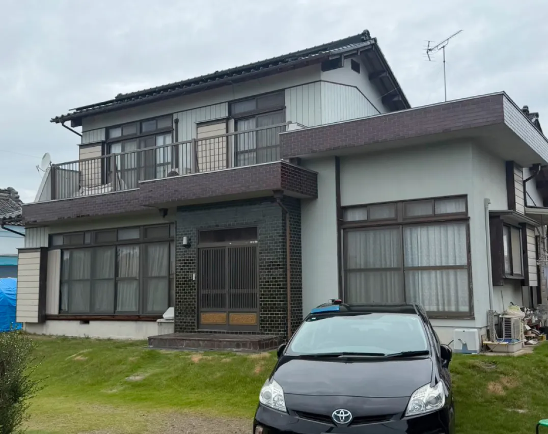 【加須市・K様邸】外壁塗装・屋根塗装｜屋根漆喰補修・棟板金交換も実施の施工前の写真