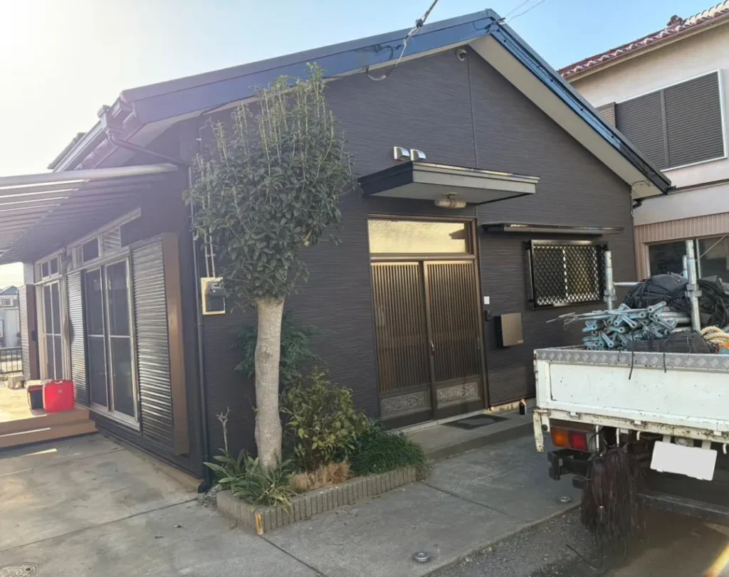 【狭山市・K様邸】屋根葺き替え・外壁カバー工事｜ブラック×ダークブラウンでお住まいを一新の施工後の写真