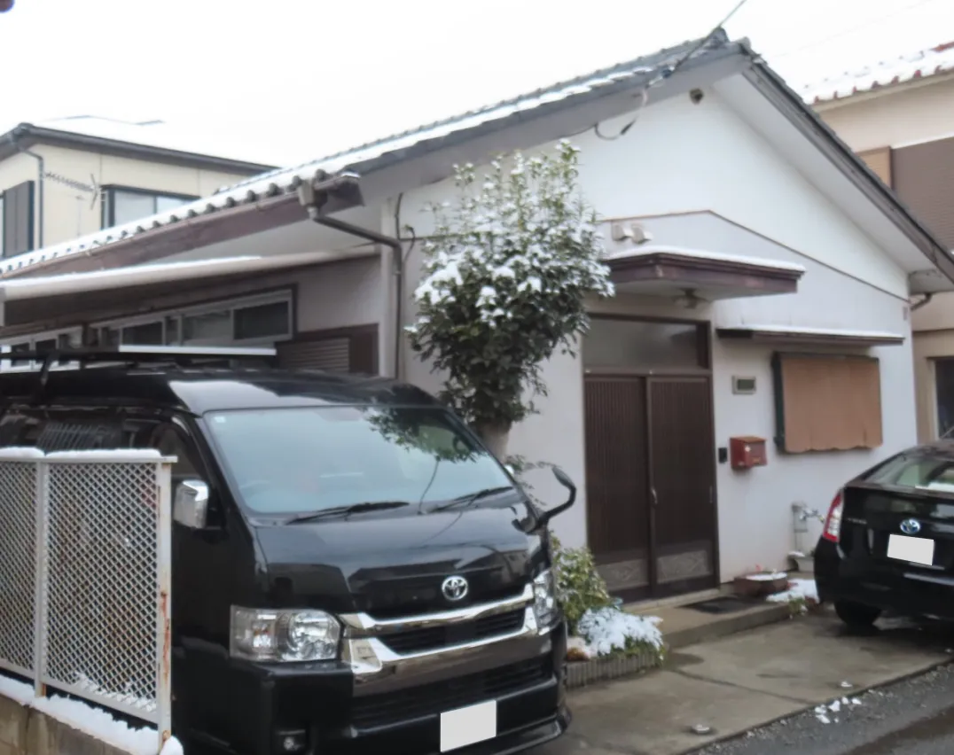 【狭山市・K様邸】屋根葺き替え・外壁カバー工事｜ブラック×ダークブラウンでお住まいを一新の施工前の写真